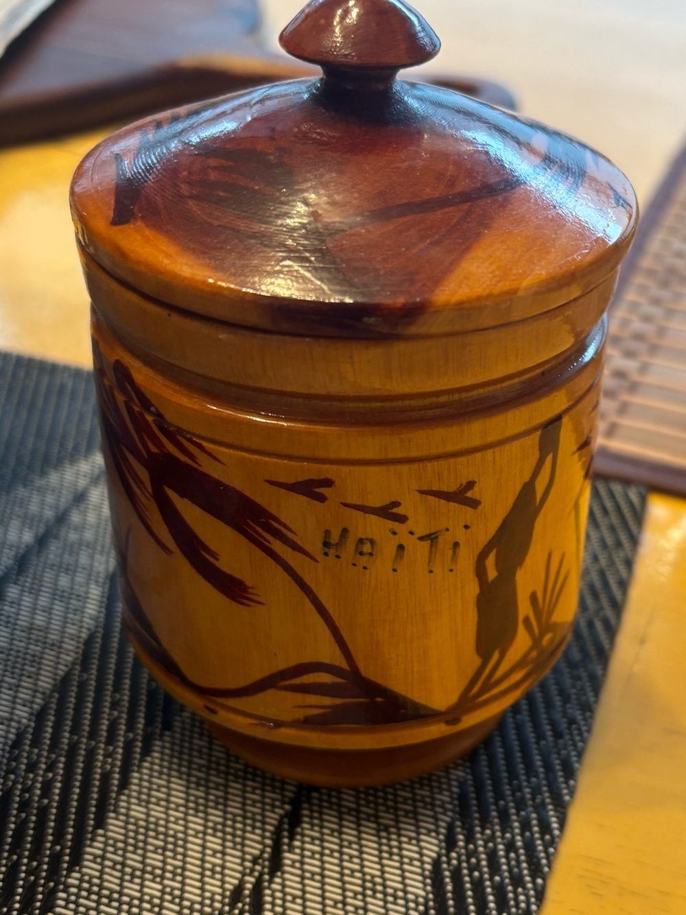 Tasse en bois sculpté avec couvercle Haïti Vintage / Hand Carved Wooden Mug